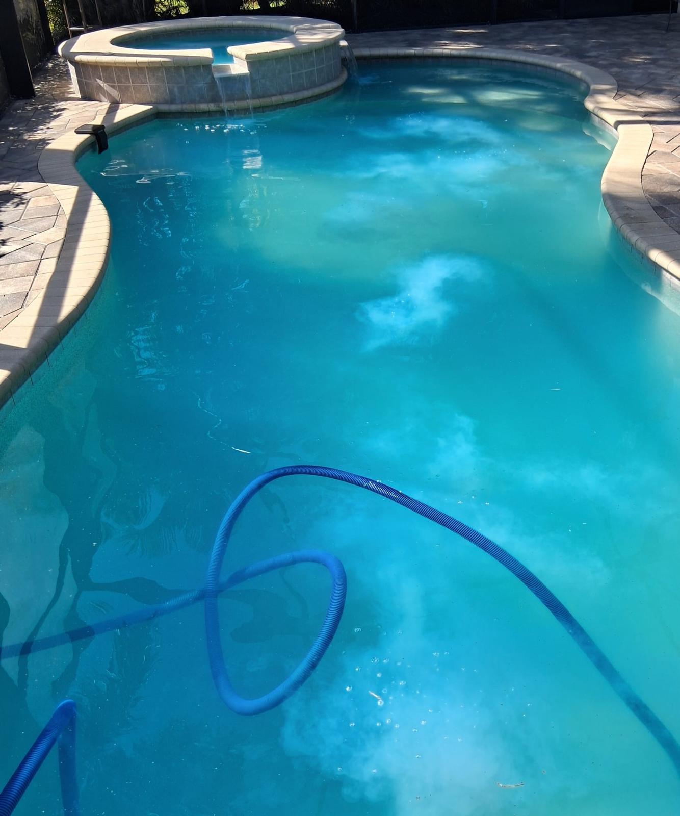 Paredes de piscina con algas y suciedad