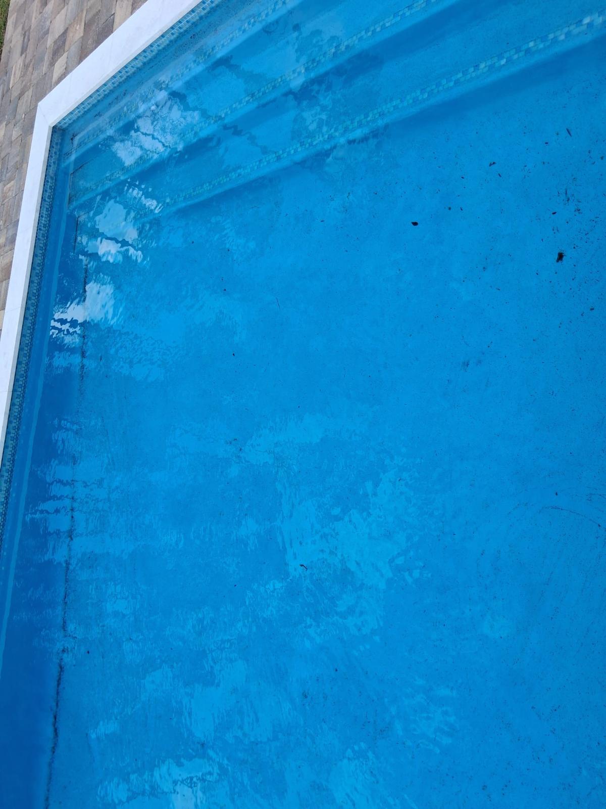 Fondo de piscina con hojas y suciedad