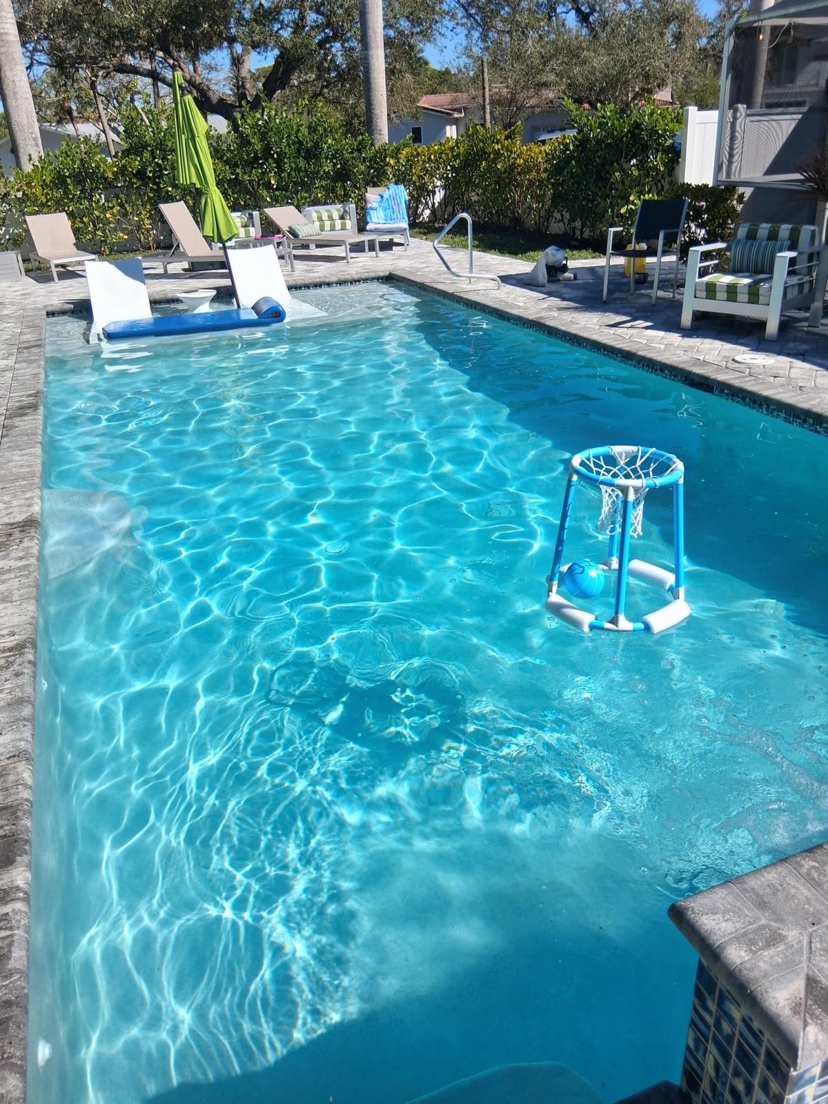 Piscina cristalina con agua azul perfecta en SWFL