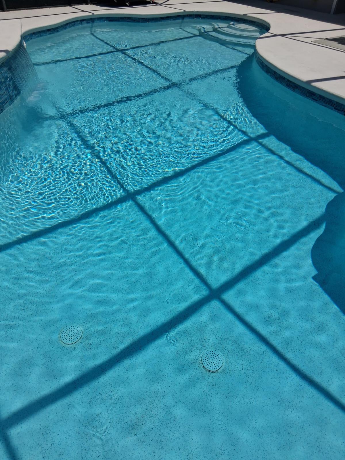 Piscina limpia mostrando escalones y agua clara