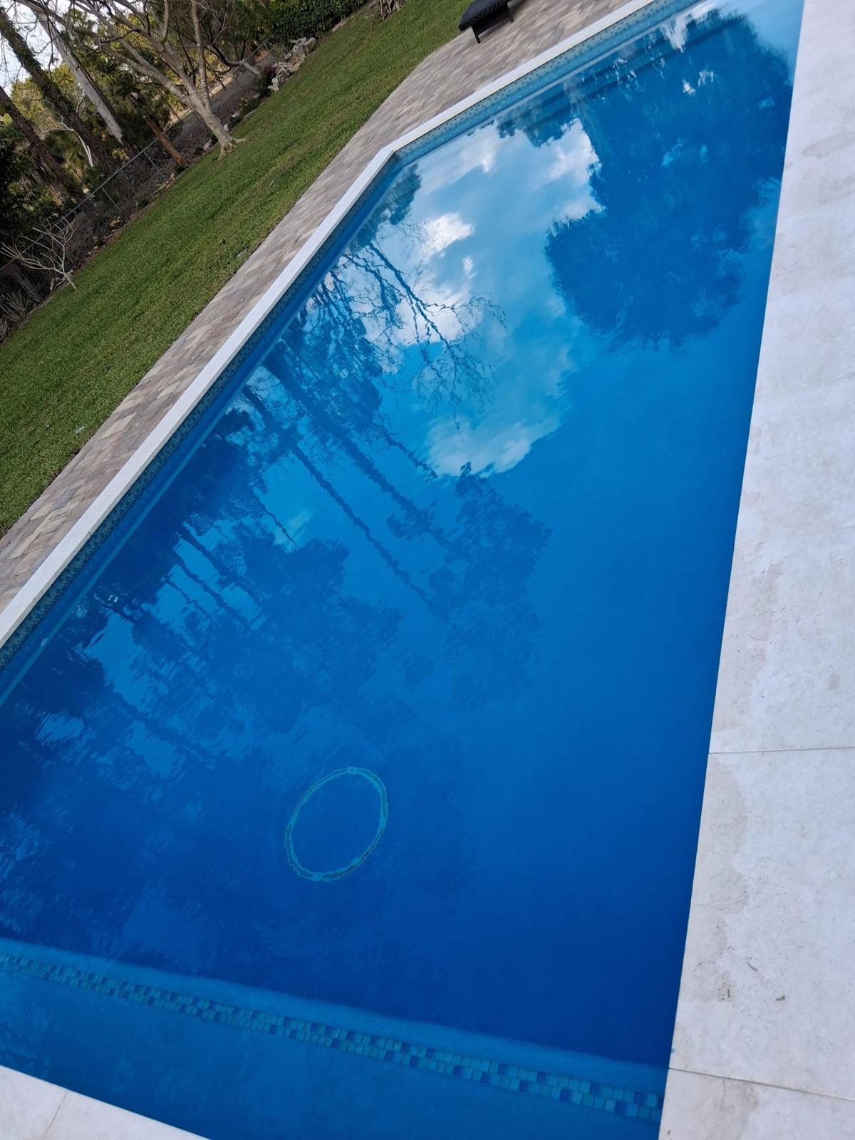 Piscina familiar limpia con aro de basketball