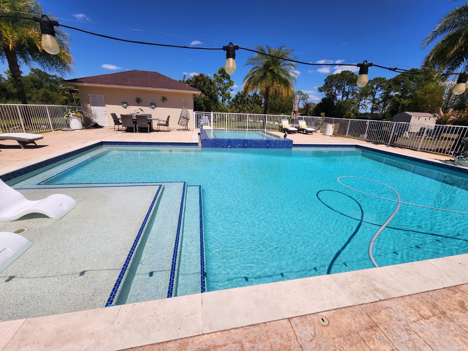 Servicio de limpieza de piscina en progreso