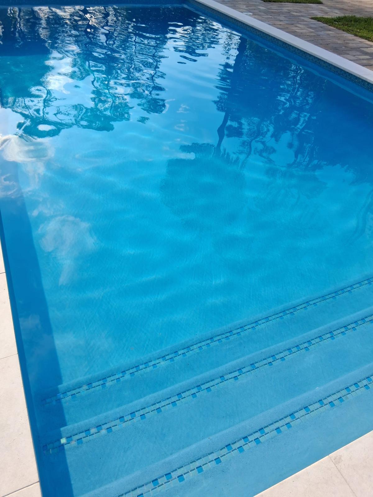 Piscina con spa y agua azul perfecta en Southwest Florida